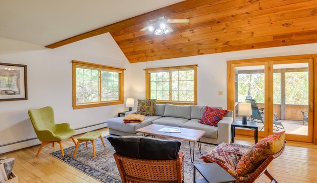 Charming Putney Home: Porch, Grill & Hiking Trails