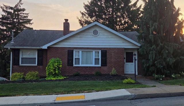 Charming retro house on University Ave, walking distance from WVU Stadium.