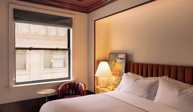 Charming Stay Ideal for Couple: Relaxing Room Close to Cleveland's Heart
