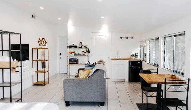 Charming Studio. Private/Quiet Equipped for Traveling Professionals. in Redding