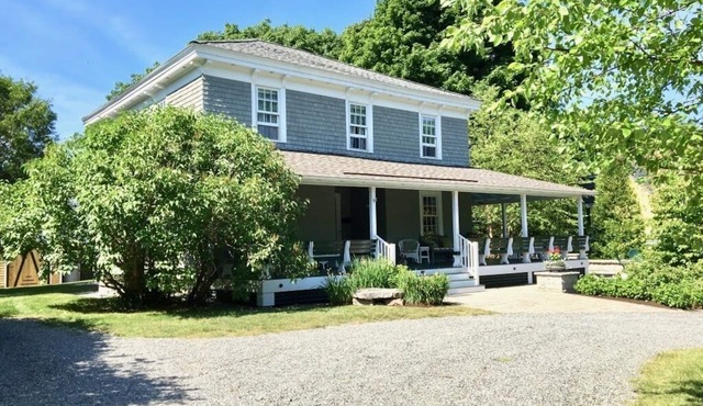 Charming summer cottage, steps to town and Shorepath! Sleeps 10