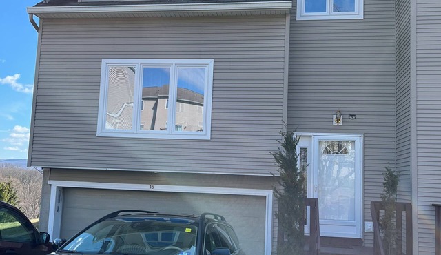 Charming tidy 2-bedroom townhouse on Timber Ridge in Hudson Valley 65min to nyc.