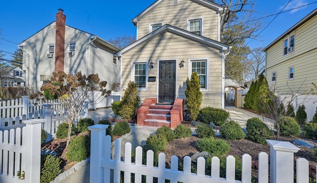 Charming Valley Stream Home: 24 Mi to Central Park