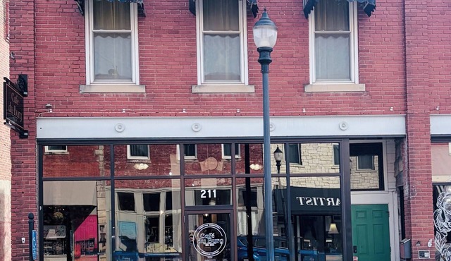 Chateau Du Burg-Historic 1bd, downtown, dog friendly, free breakfast and coffee