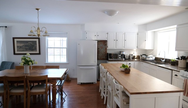 Cheerful 3-bedroom cottage with woodstove