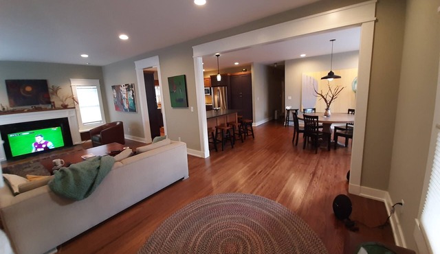 CHERRY STREET BUNGALOW! 3BR, 2 BA. Walk score 88/100