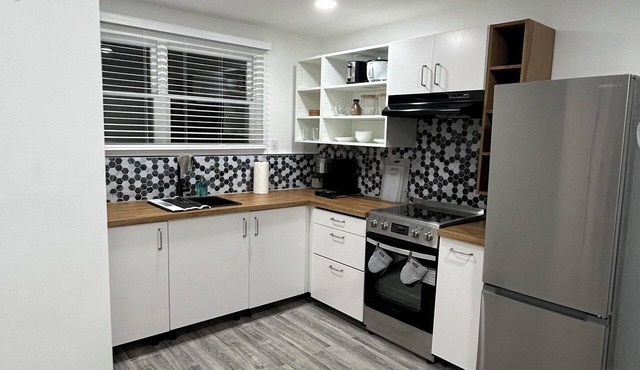 Chic 1-bedroom apartment in cool Lynn with AC, WiFi, Full Bath and Full Kitchen