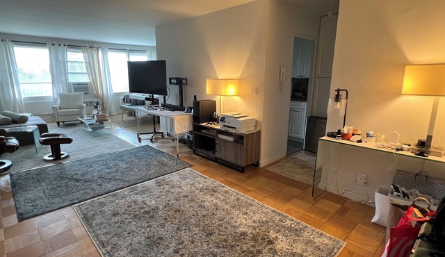 Chic 1300sqf luxury apartment residence private building in Riverdale, pool&gym