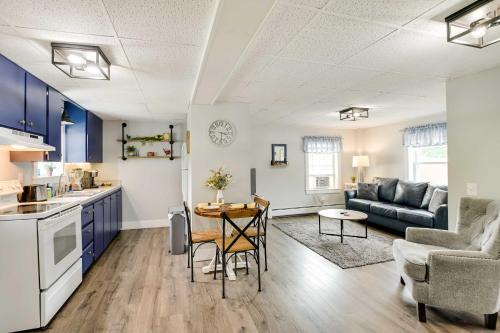 Chic & Central Apartment ~ 6 Mi to Sebec Lake!