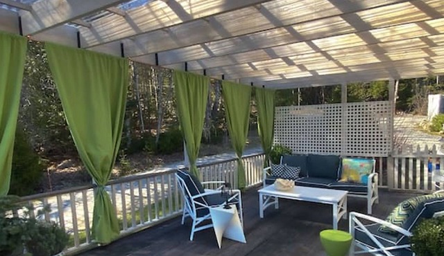 Chic Farmhse Cottage, private beach, WiFi unlimited streaming/zoom, A/C, 600sf