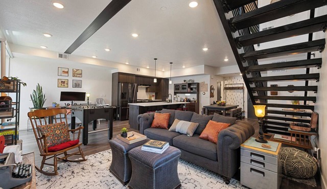 Chic & Modern Spacious Downtown Loft w/Free Secured Parking, Balcony, Near TRX