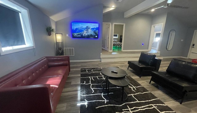Chic & Modern Stay walking distance to restaurants, bars and shops!
