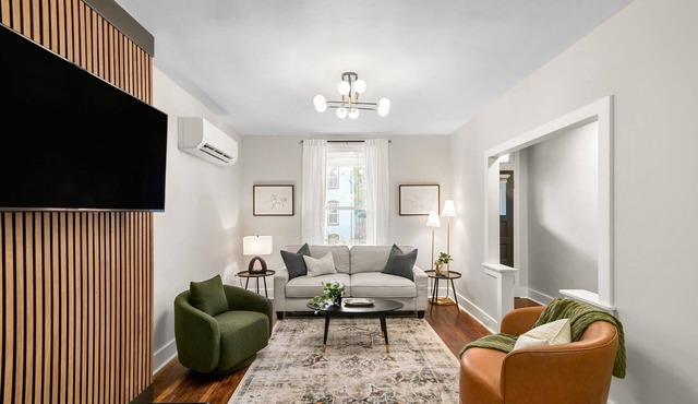 Chic, pets, walk to downtown