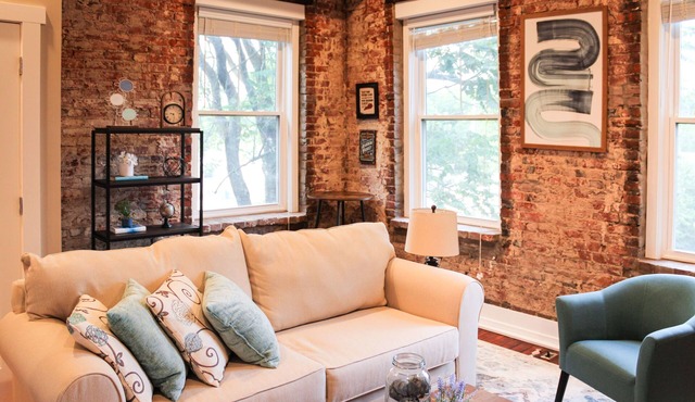 Chic Rustic Loft minutes from Downtown! Short walk to Lynn Stadium and Breweries