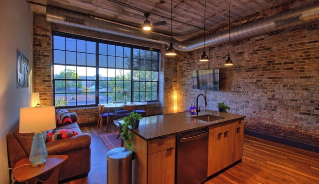 Chic Ultramodern Loft Suite w/Designer Features
