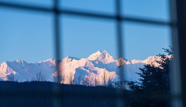 CHILKAT MOUNTAIN LODGE with sauna, hot tub, game room and amazing mountain views