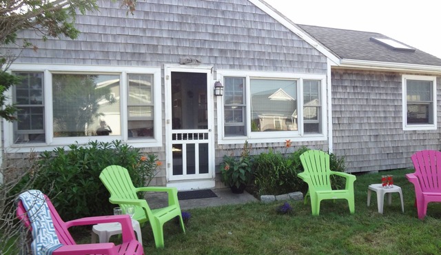 Classic Beach Cottage, Steps to Ocean Break.
