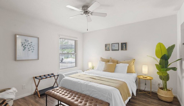 Classic Corner Queen BD No Stairs Fast WiFi Parking