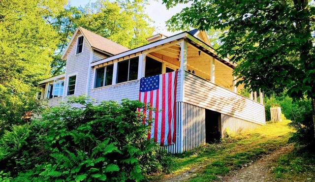 Classic cottage overlooking Ocean. 3min walk to beach.