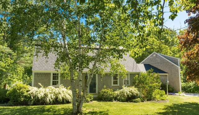 Classic Maine: Gardens, Harbors, Farms, and Beaches in a Peaceful Garden Setting