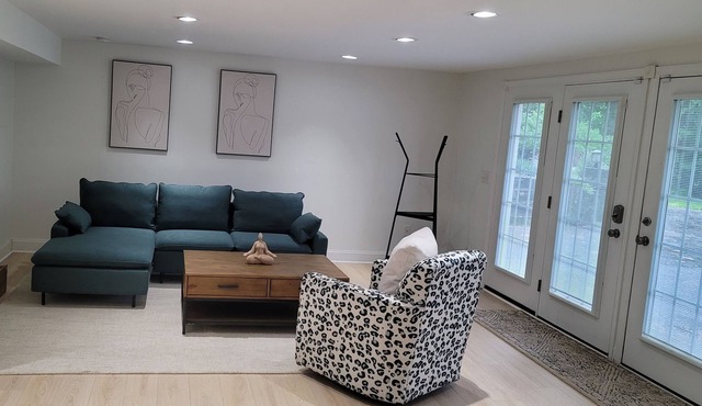 ***Clean and Airy Poughkeepsie Getaway - Hospitals Nearby***