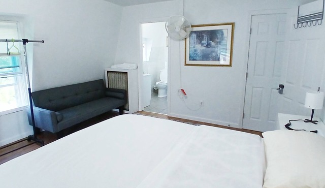 Clean master bedroom with King & private bath, 2 blocks from Rt 95, Free Wi-Fi