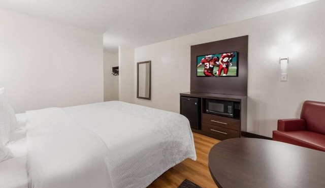 Clean Renovated Space for Travelers with Free Parking Near Attractions