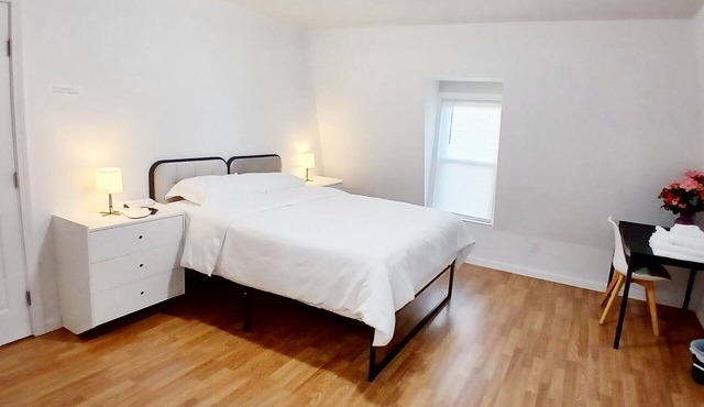 Clean room w/King bed/Private bathroom. Free Wifi free parking