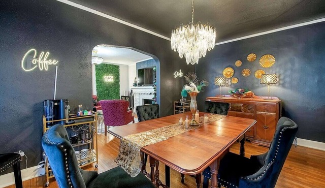 Clifton Corner: Art Deco charm in College Hill. Walk to the park, dining & shops. 2 king beds.