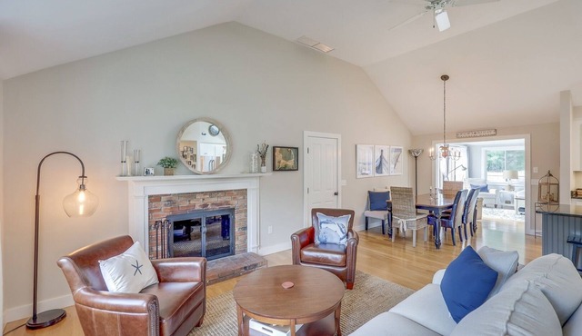 Coastal Cape Cod 3 bedroom close to the beach, bike path & ponds!