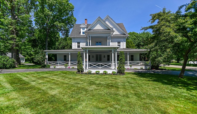 Coastal Charm Awaits: Your Perfect Seaside Getaway - Walk to York Harbor Beach!