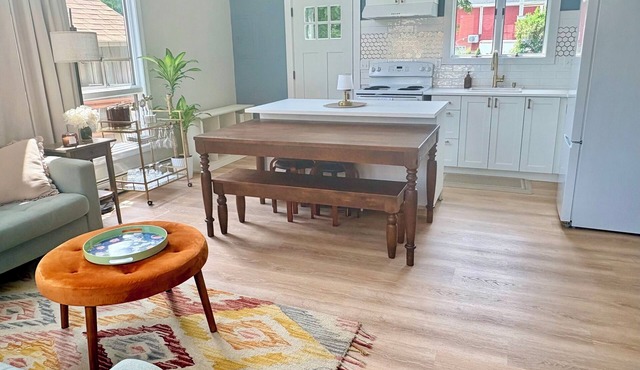 Coastal Cottage · Water Views · Steps to Beach & Restaurants · Pet Friendly