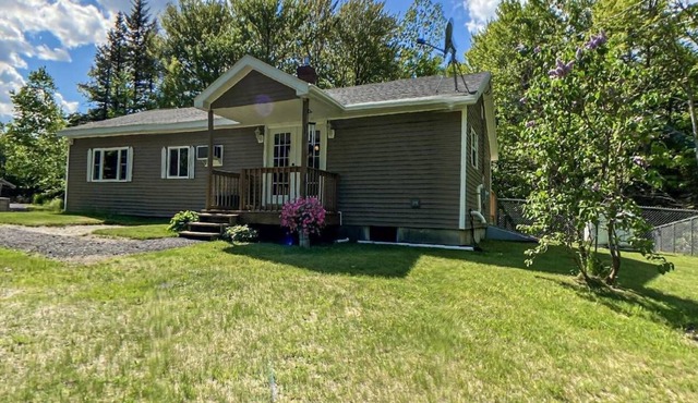 Coastal Maine pet friendly home w/ large fenced yard