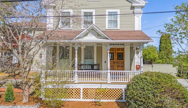 Coastal Victorian Home, Walk to Downtown