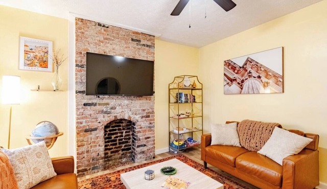 Colorful Columbus Casita - Great for Travel & Work. 7 Minutes from Downtown!