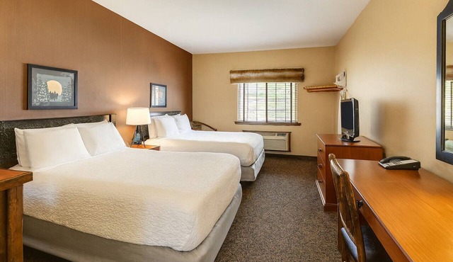 Columbia's Welcoming Retreat with Rustic-Themed Rooms & Heated Pools