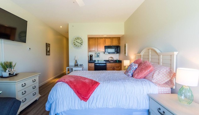 Come stay at TIDEVIEW! Steps to Beautiful Seabrook Beach, NH. Nicely decorated.