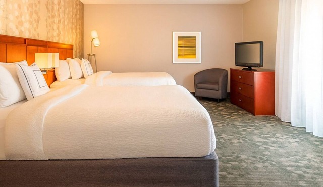 Comfort and Relaxation! 3 Relaxing Units, Free Parking, Near Bowen's Wharf