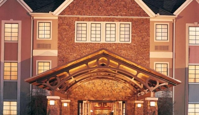 Comfort & Convenience! w/Fully-equipped Kitchen, Parking & Gym!