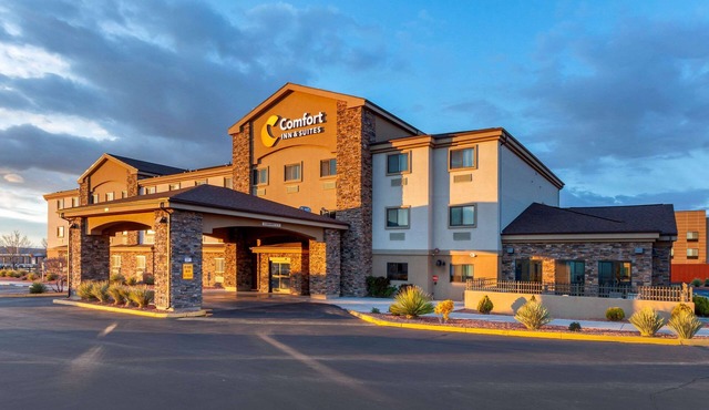 Comfort Inn & Suites Page at Lake Powell