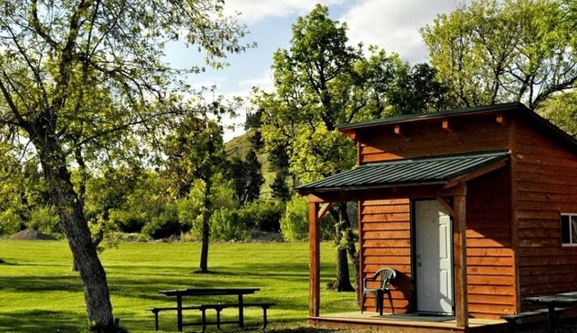 Comfortable Cabin Perfect for Couples Exploring the Outdoors in Sturgis, South Dakota