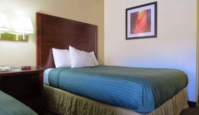 Comfortable Couple Stay w/Free Breakfast & Pool A