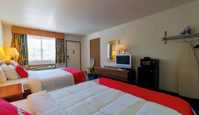 Comfortable Queen Bed Room w/Mini Fridge Near Onyx Cave Park