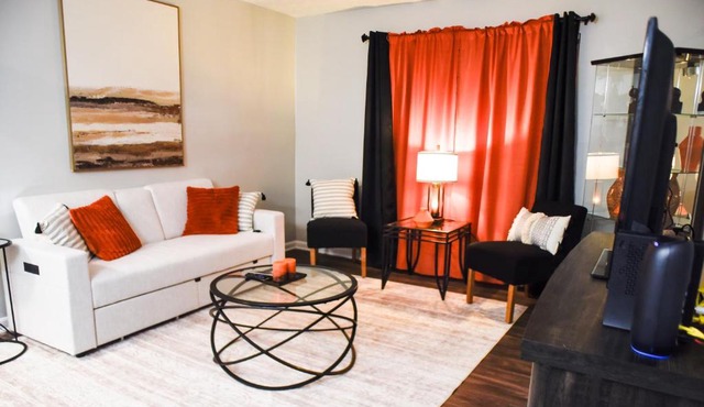 Comfy 2BR-1 Retreat in an ideal location Entire apartment or individual rooms avail