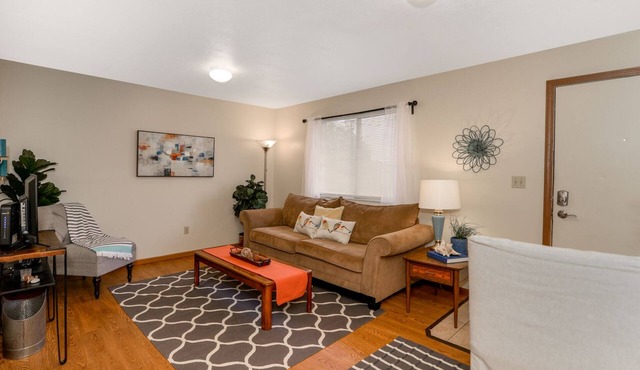 Comfy 2BR Walk to Summa Near Akron Hospitals & UA
