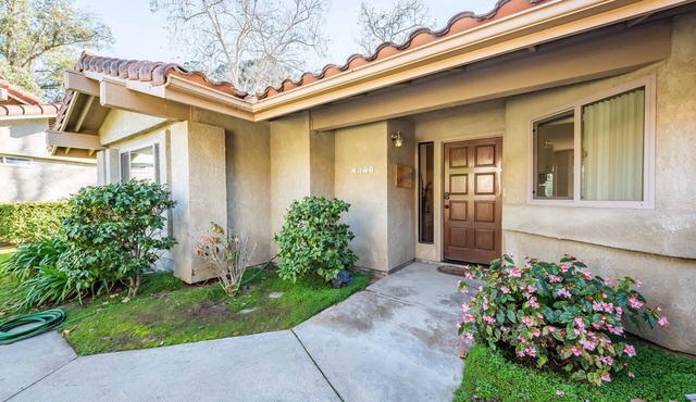 Comfy & Cozy Blacklake Golf Course Condo w/views of the fairways.