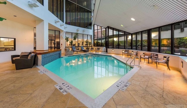 Comfy Downtown Stay | Fitness Gym, Restaurant & Bar, Pet-Friendly, Shuttle