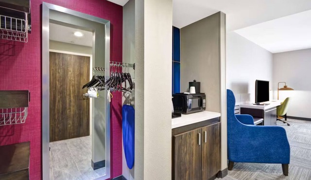Comfy King Room w/Onsite Pool | Close to LaFortune Park & Broken Arrow Hotspots