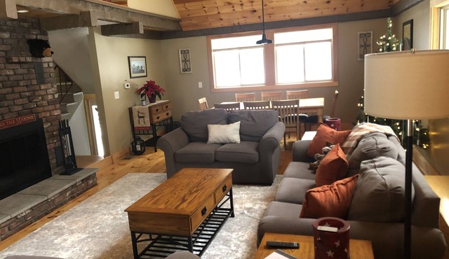 Comfy North Conway Chalet- Hot Tub, Fireplace, Walk to Village, Close to Hiking