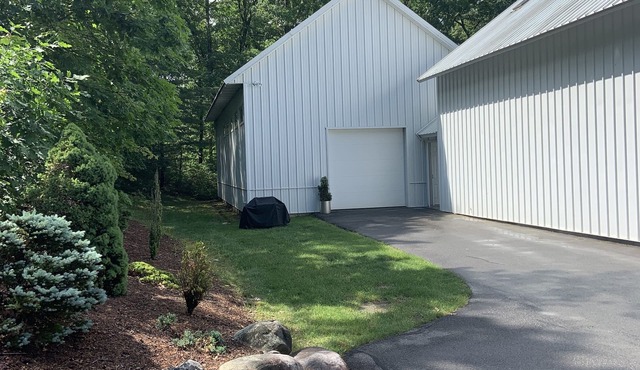 Contemporary Artist Sanctuary - The Studio. Artsy retreat in quiet setting.